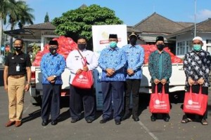 Bupati Kuningan berfoto bersama usai menerima bantuan 5oo paket sembako.